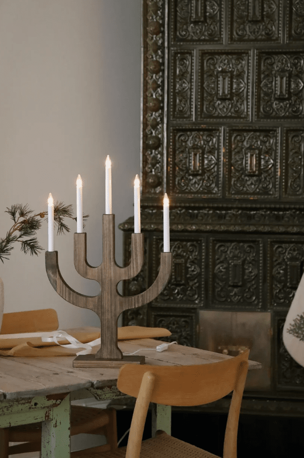 Sapin 5L Bruin Van Markslöjd - Dankzij het royale formaat is het een decoratieve blikvanger, vooral in grote ramen waar de vijf kaarsen een warme en sfeervolle gloed verspreiden tijdens donkere winteravonden.