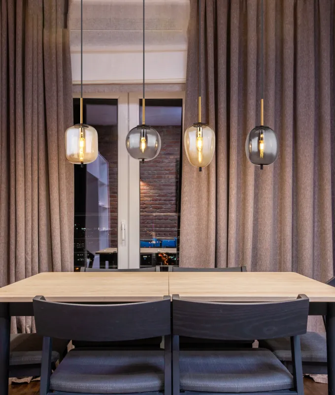 Blacky 110cm Amber hanglamp Van Globo Lighting - De fyra r&ouml;k- och amberf&auml;rgade glasgloberna i olika former h&auml;nger fr&aring;n en svart, rektangul&auml;r takplatta och kan justeras upp till 120 cm fr&aring;n taket.