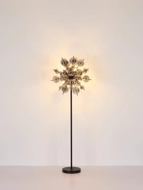 Udo Rookkleurig vloerlamp Van Globo Lighting - Ge ditt hem en modern och extravagant touch med Udo golvlampa &ndash; en perfekt kombination av design, funktion och atmosf&auml;riskt ljus.