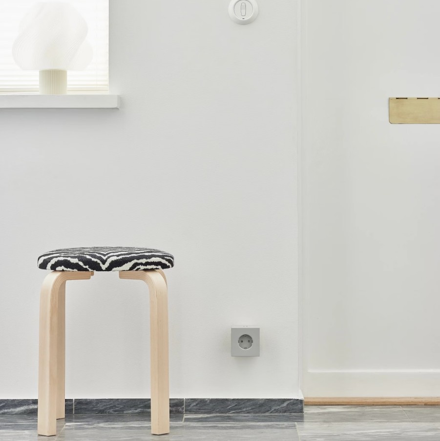 Square 2 Socket extender with 30W Dual USBC Grijs Van Avolt - Stopcontactvergroter van Avolt met een stijlvol design met een kubus van gerecycled plastic en een magnetisch plaatje aan de onderkant, zodat u de stekkerdoos gemakkelijk aan de muur kunt hangen.