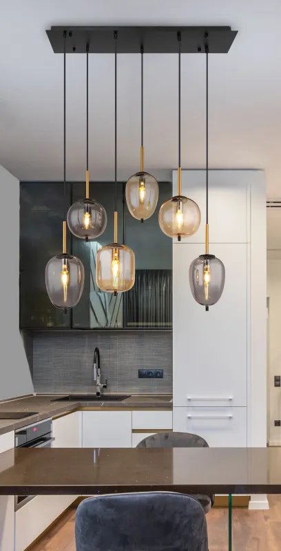 Blacky 80cm Amber hanglamp Van Globo Lighting - De sex r&ouml;k- och amberf&auml;rgade glasgloberna i olika former h&auml;nger fr&aring;n en svart, rektangul&auml;r takplatta och kan justeras upp till 120 cm fr&aring;n taket.