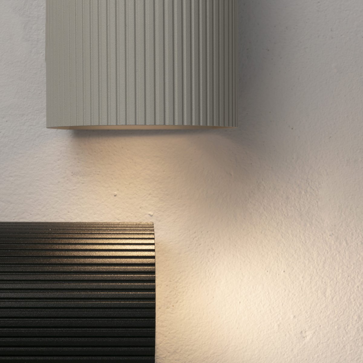 Sole 10cm Wit gegroefd wandlamp Van Faro Barcelona - Sole is een compacte wandlamp in wit met een gecanneleerd oppervlak dat subtiele verfijning toevoegt aan elke omgeving.
