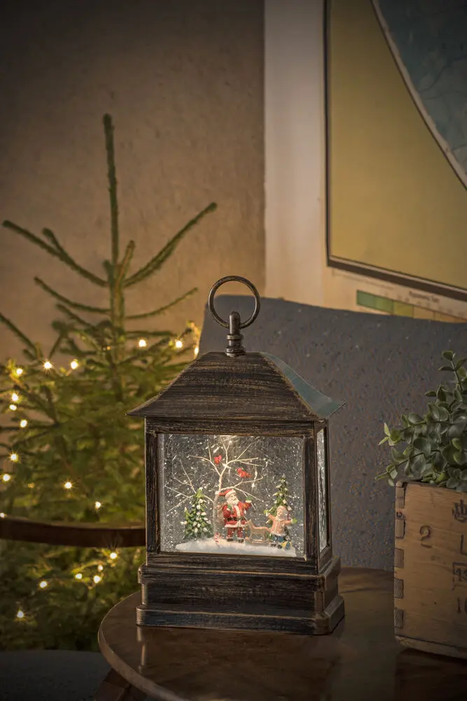 Met Water Gevulde Lantaarn Met Kerstman Bruin Van Konstsmide - Verspreid magie in de winterse duisternis met deze met water gevulde lantaarn met de Kerstman en kinderen!