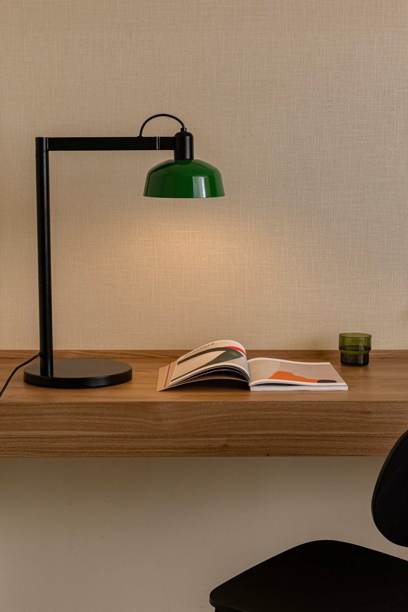 Tatawin 58cm Groente bureaulamp Van Faro Barcelona - Tatawin is een tafellamp met een zwarte structuur en een groene metalen kap die gericht, geconcentreerd licht geeft.