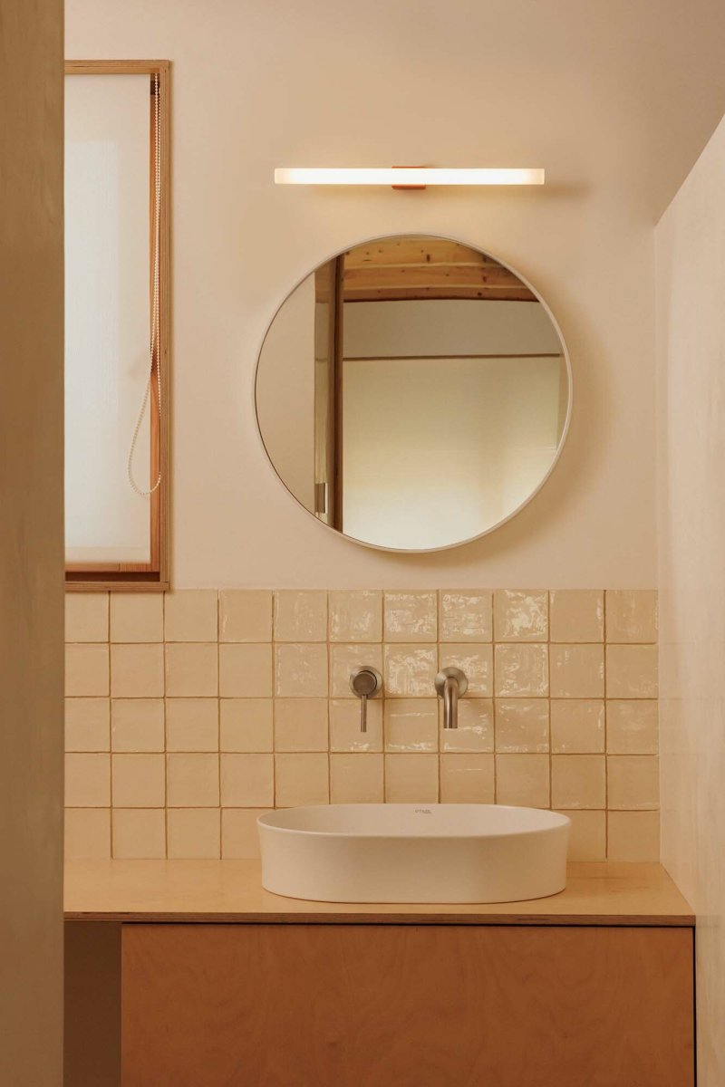 Calma 50cm Terracotta badkamerlamp Van Faro Barcelona - Calma is een wandlamp met een terracotta afwerking, perfect voor algemene verlichting in bijvoorbeeld keukens, gangen of gangen.