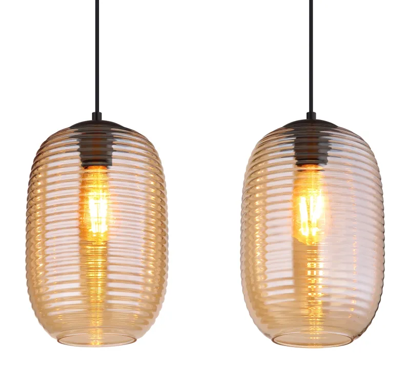 Jefrey 110cm Amber hanglamp Van Globo Lighting - Denna eleganta taklampa har en avl&aring;ng form och &auml;r utrustad med fyra rundade glaskupor i varm b&auml;rnstensf&auml;rg.