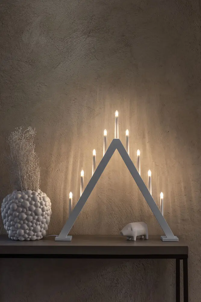 Candelabra 9 Lights Grijs Van Konstsmide - De klassieke piramidevorm wordt gecombineerd met een minimalistisch design, waardoor het een perfect interieurdetail is in zowel traditionele als moderne woningen.