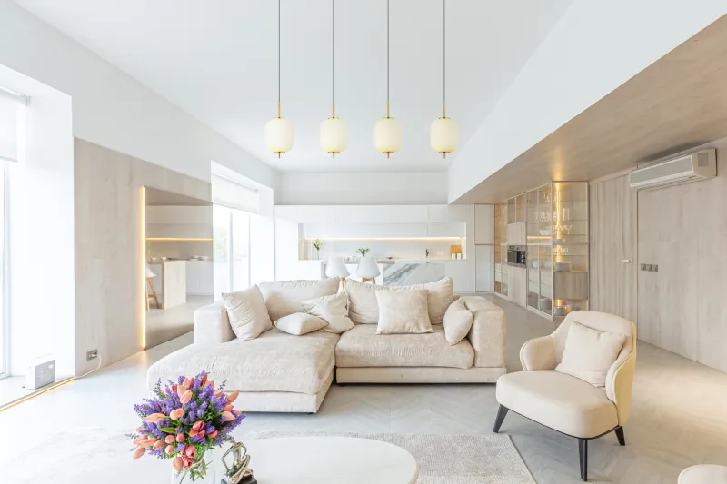 Ewald 95cm Messing hanglamp Van Globo Lighting - &nbsp;Lampan &auml;r tillverkad av en exklusiv kombination av m&auml;ssing, mattsvart metall och opalglas, vilket ger en sofistikerad och harmonisk k&auml;nsla.