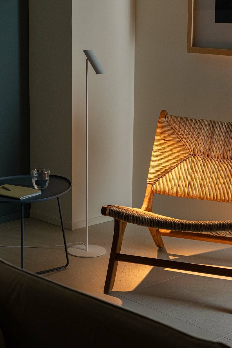 Leo Wit vloerlamp Van Faro Barcelona - Leo is een witte staande lamp met ge&iuml;ntegreerde led die veelzijdigheid combineert met modern design.