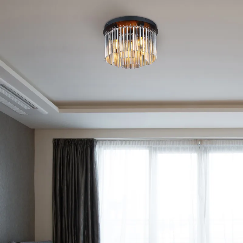 Gorley Ø32 Rookkleurig plafondlamp Van Globo Lighting - Dess design imponerar med en stilfull kombination av mattsvart metall, gl&auml;nsande krom och r&ouml;kf&auml;rgade glasstavar.