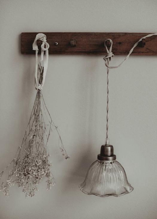 Greta Ø18 Transparant raamlamp Van Strömshaga - De lamp heeft een beige textielsnoer met een lengte van circa 150 centimeter.