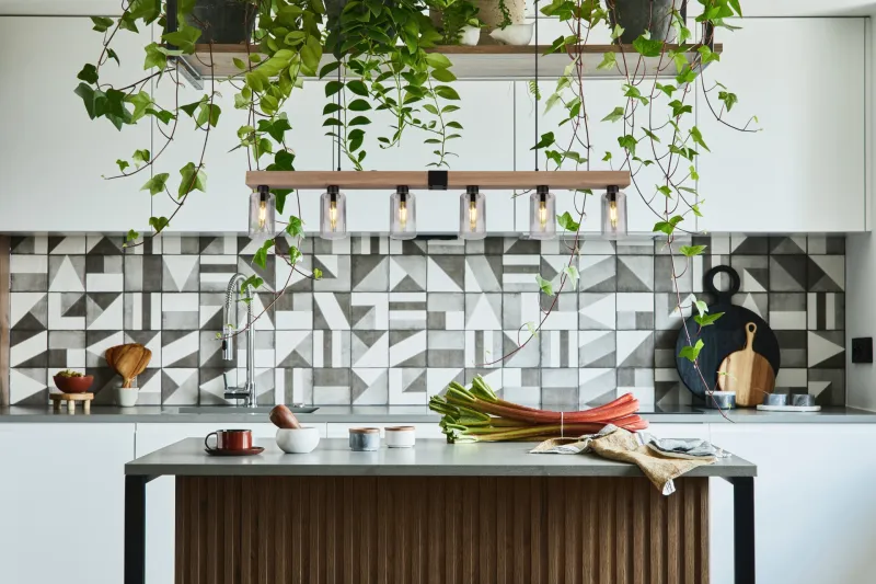 Hadera 140cm Natuur hanglamp Van Globo Lighting - Lampan kombinerar funktionalitet med estetik och passar perfekt &ouml;ver matbordet eller i vardagsrummet.