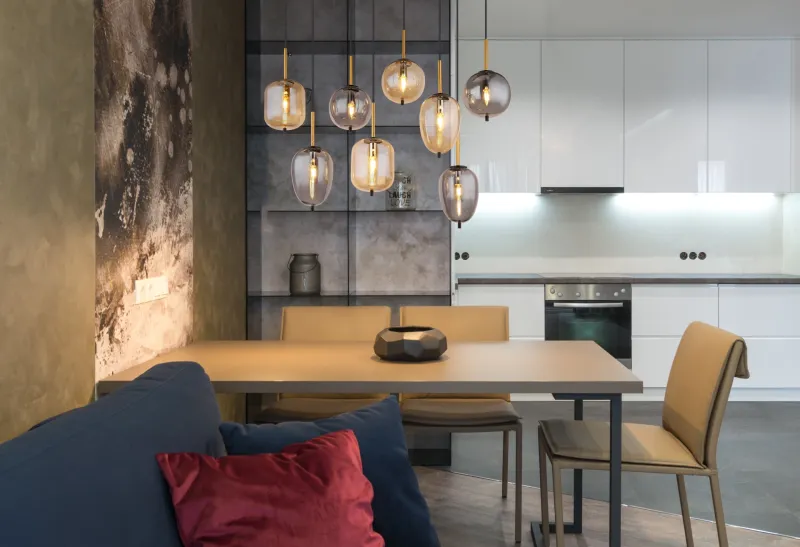 Blacky 102cm Amber hanglamp Van Globo Lighting - De &aring;tta r&ouml;k- och amberf&auml;rgade glasgloberna i olika former h&auml;nger fr&aring;n en svart, rektangul&auml;r takplatta och kan justeras upp till 120 cm fr&aring;n taket.