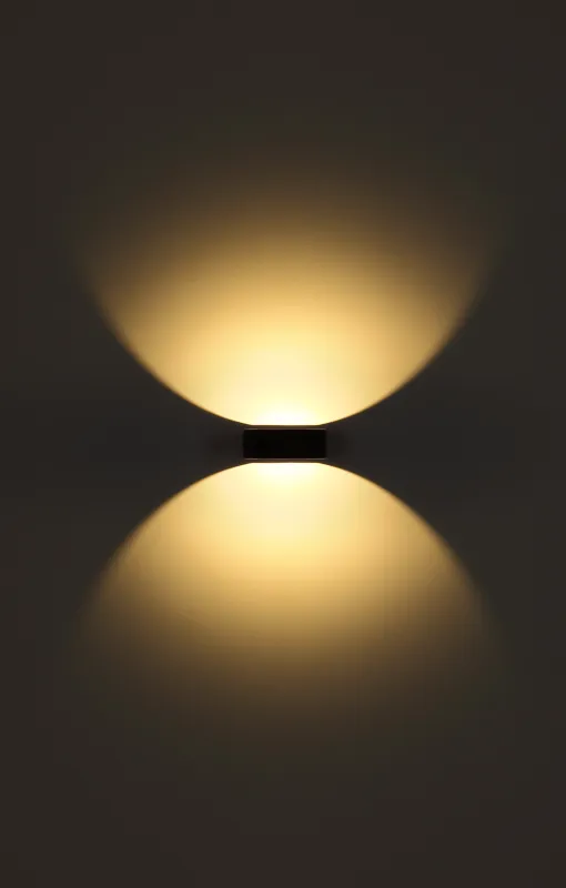 Slice Zwart buitenlamp Van Globo Lighting - Med sin halvcirkelformade design i matt svart aluminium ger den ett elegant intryck samtidigt som den &auml;r v&auml;dert&aring;lig.