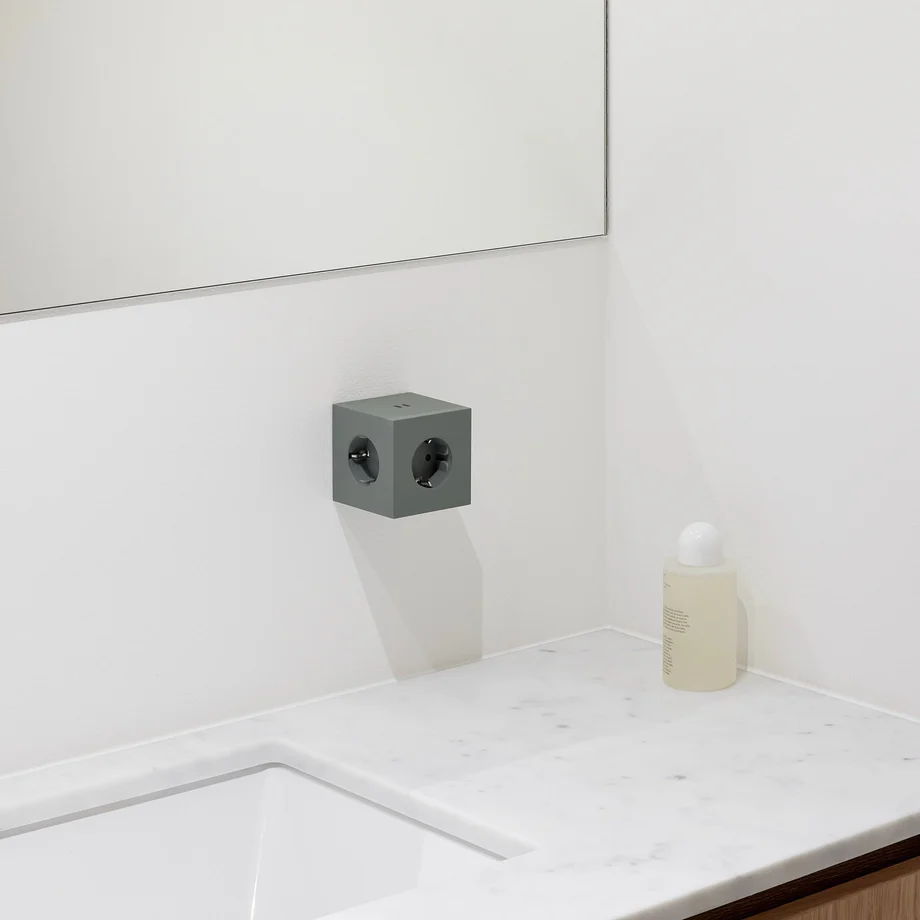 Square 2 Socket extender with 30W Dual USBC Groente Van Avolt - Stopcontactvergroter van Avolt met een stijlvol design met een kubus van gerecycled plastic en een magnetisch plaatje aan de onderkant, zodat u de stekkerdoos gemakkelijk aan de muur kunt hangen.