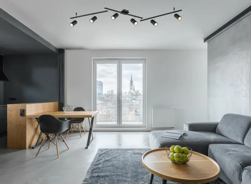 Robby 6 Zwart spot Van Globo Lighting - Den best&aring;r av tre metallst&auml;nger, var och en utrustad med tv&aring; vridbara GU10-socklar med metallfinish.