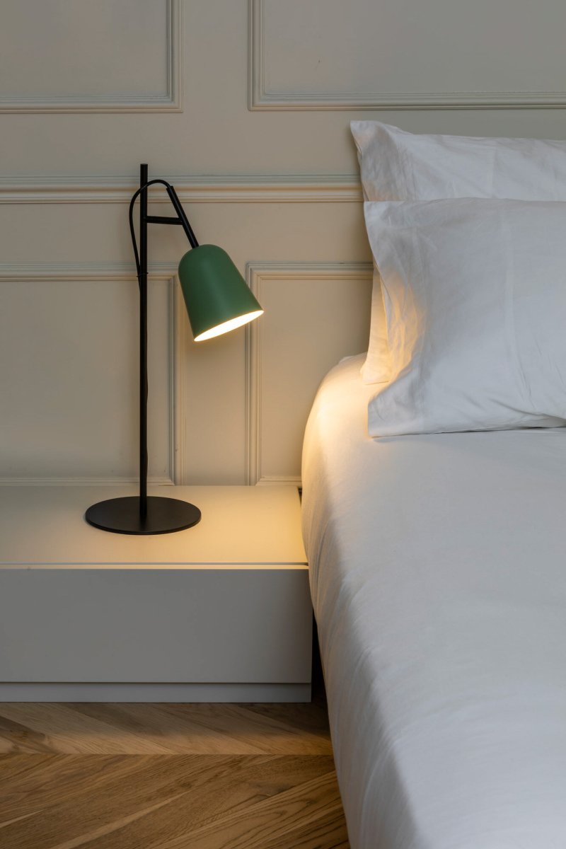 Studio 55cm Groente bureaulamp Van Faro Barcelona - Het kenmerk van de lamp is de decoratieve kabelklem in de vorm van een boomtak, een uniek detail dat karakter toevoegt.