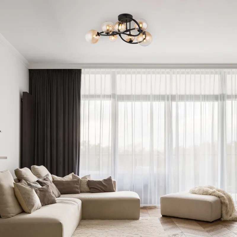 Tuberius Ø62 Amber plafondlamp Van Globo Lighting - Lampan &auml;r tillverkad av mattsvart metall och &auml;r smyckad med 7st glas i en&nbsp;mjuk b&auml;rnstensf&auml;rgad ton, vilket skapar en st&auml;mningsfull ljusspridning.