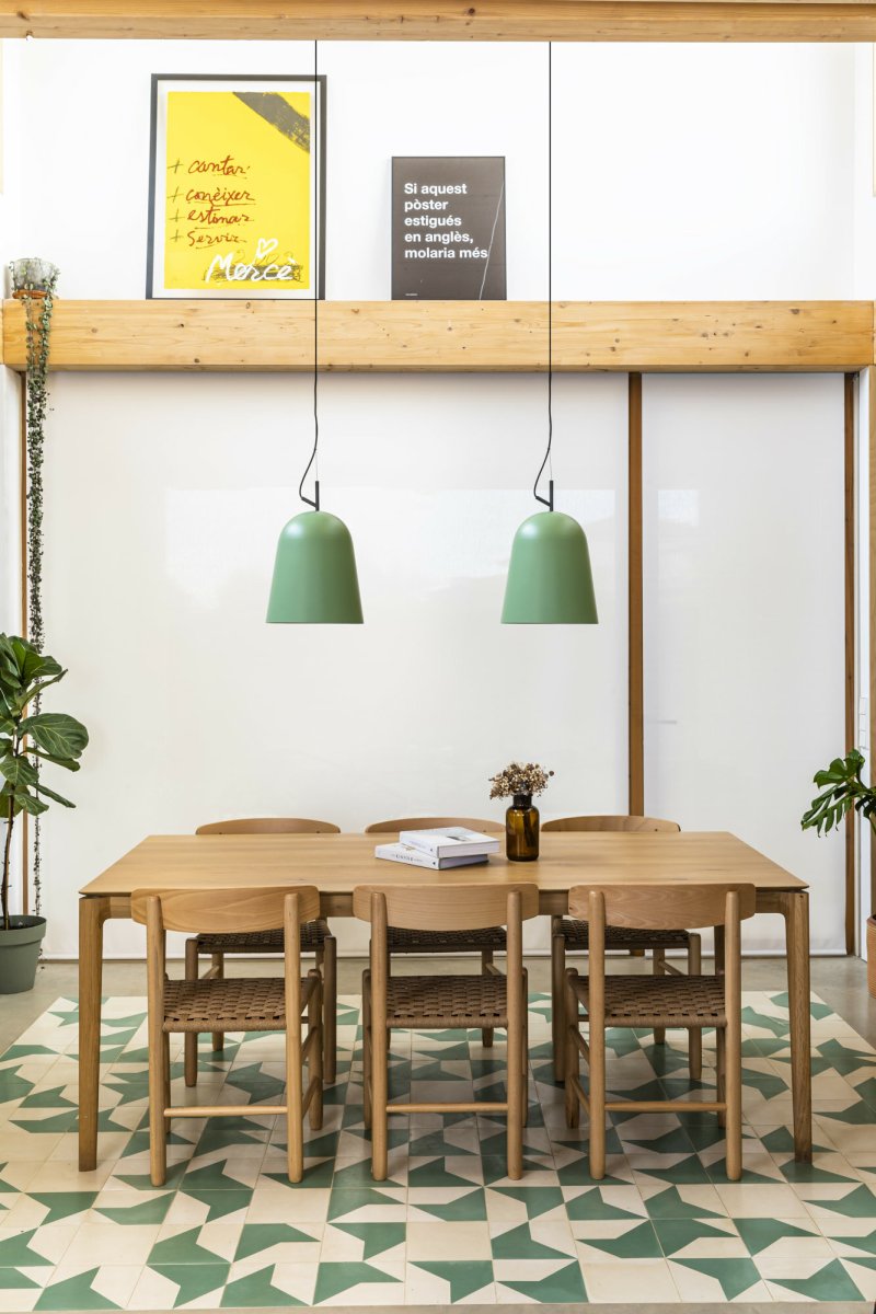 Studio Ø30 Groente hanglamp Van Faro Barcelona - Studio is een elegante hanglamp in groen, ontworpen door Nahtrang met inspiratie uit de klassieke lijnen van de jaren 50 - tijdloze esthetiek in een moderne vintage stijl.