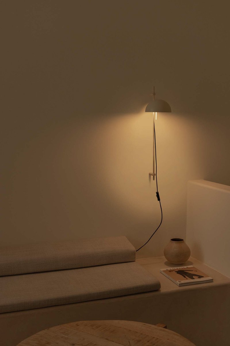 Matilda 60cm Beige wandlamp Van Faro Barcelona - De draaibare kap en hoogteverstelling bieden veel flexibiliteit en mogelijkheden voor verschillende lichtinstellingen - perfect voor zowel oplossings- als sfeerverlichting.