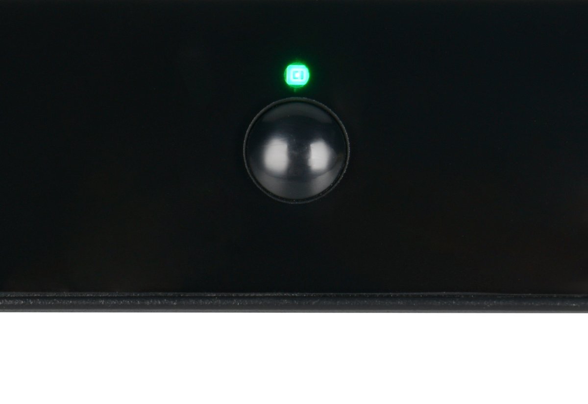 Moura 20cm Zwart buitenlamp Van Trio Lighting - Moura is een krachtige en milieuvriendelijke buitenlamp met een geïntegreerd zonnepaneel en oplaadbare batterijen.