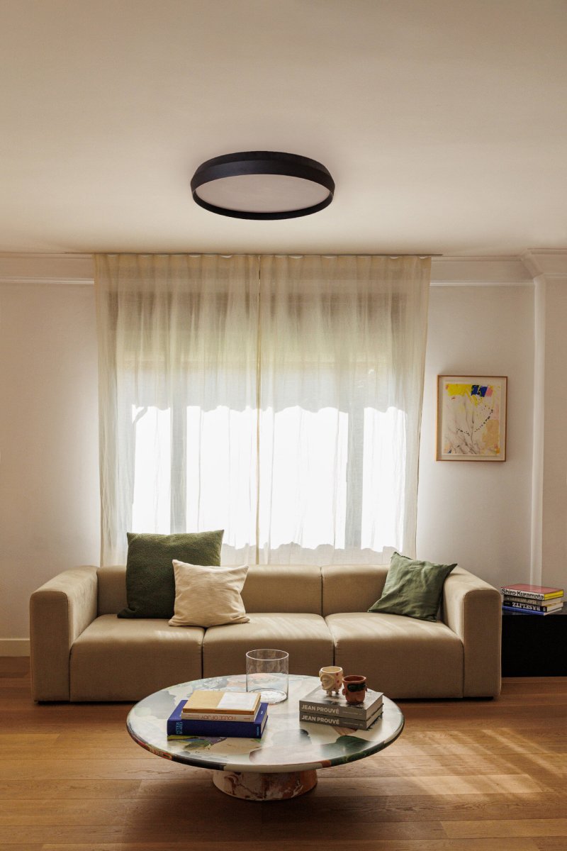 Shoku Ø60 Zwart plafondlamp Van Faro Barcelona - De ingebouwde lichtbron zorgt voor een aangename en schitteringsvrije algemene verlichting, terwijl het licht een unieke innerlijke gloed cre&euml;ert.