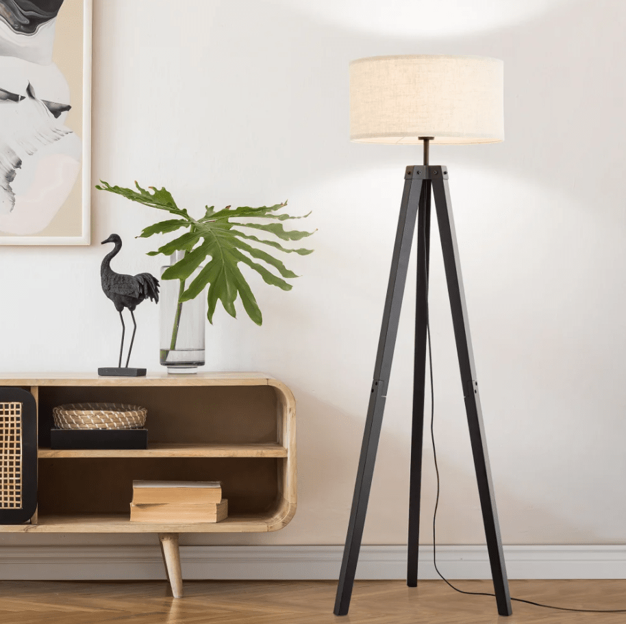 Holbrook Zwart vloerlamp Van Brilliant - De zwarte houten poten in combinatie met de beige textielen lampenkap zorgen voor een warme sfeer.
