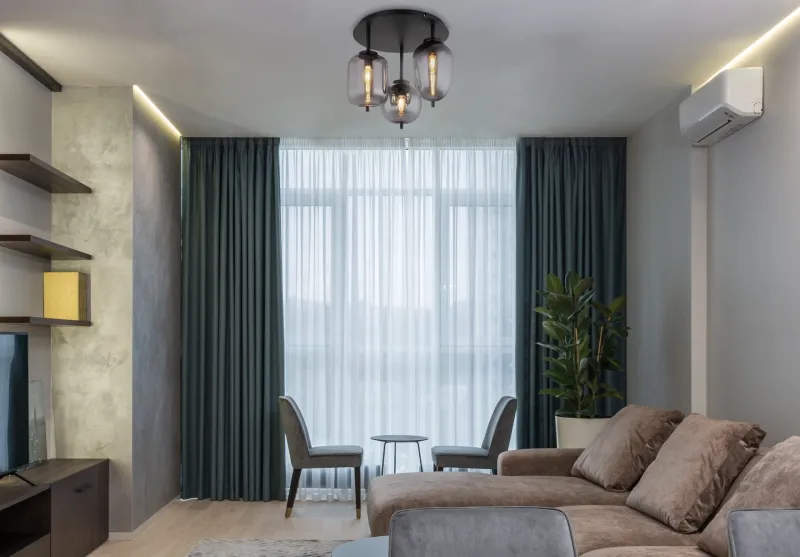 Blacky Ø46 Zwart plafondlamp Van Globo Lighting - Lampan &auml;r utrustad med 3st r&ouml;kf&auml;rgade glaskupor i olika former, som h&auml;nger fr&aring;n taket p&aring; mattsvarta st&auml;nger f&auml;sta vid en matchande bas.