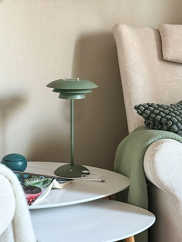 Epsilon 37cm Groente Draagbare Van Aneta Lighting - Epsilon is een elegante, draagbare tafellamp voor binnen met een tijdloos design en een touchdimmer die discreet op de voet is geplaatst.