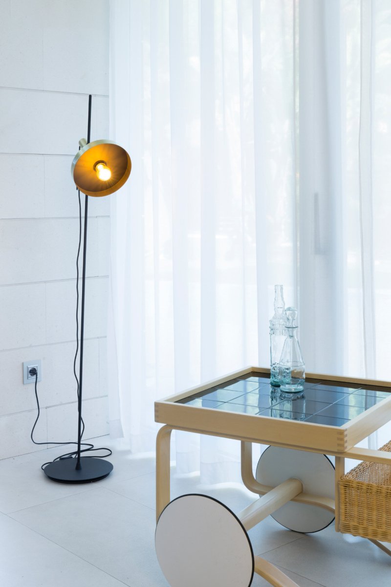 Whizz Goud vloerlamp Van Faro Barcelona - Whizz is een exclusieve staande lamp, ontworpen door Christoph Friedrich Wagner, die moderne materiaalkeuzes combineert met een tijdloze vorm.
