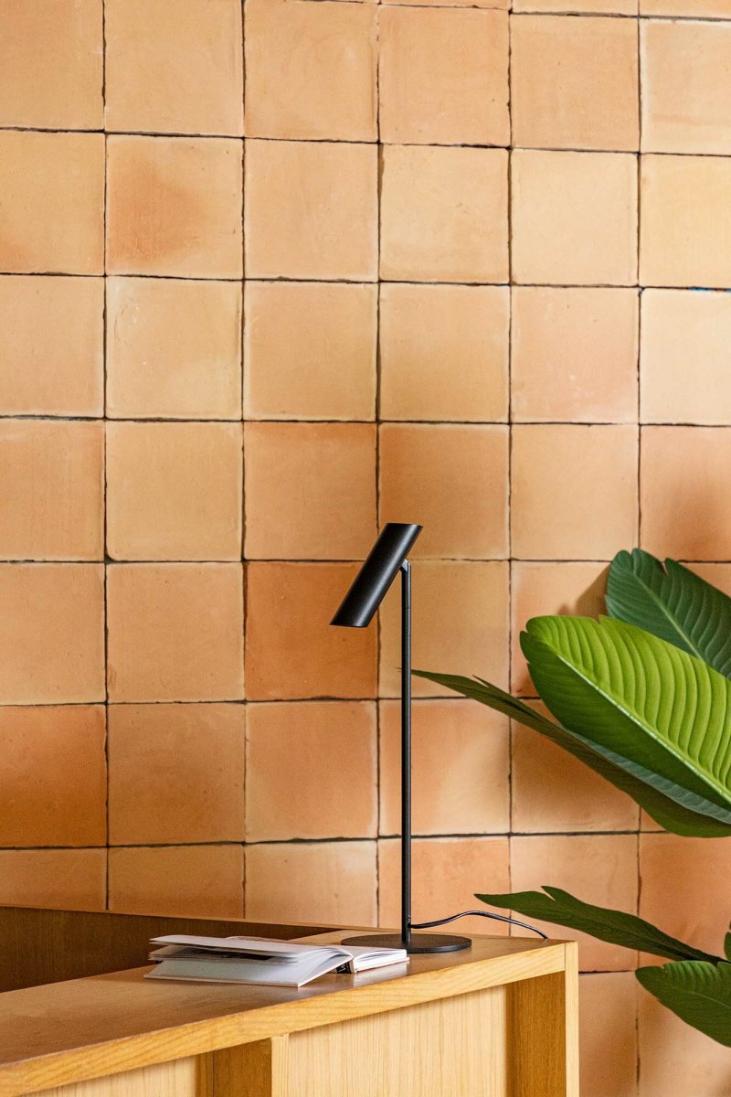 Leo 48cm Zwart bureaulamp Van Faro Barcelona - Leo is een zwarte tafellamp met ge&iuml;ntegreerde led die veelzijdigheid combineert met modern design.