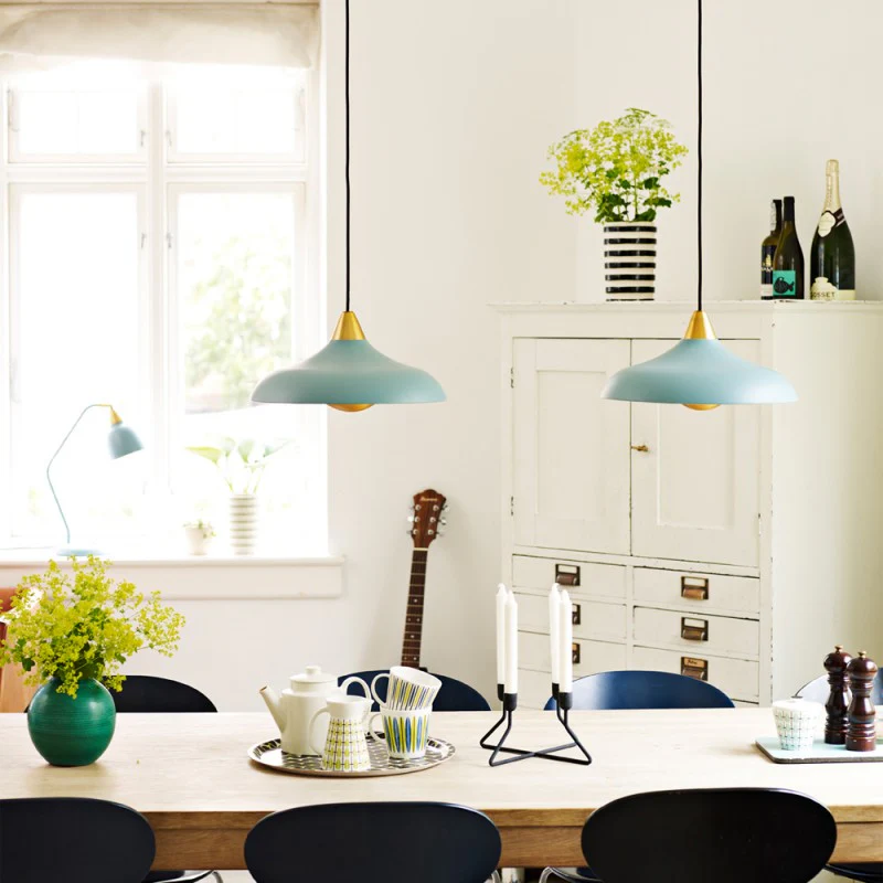 Urban Wide Ø36 Blauw hanglamp Van Superliving - Verfraai uw huis met de moderne Urban Wide hanglamp, een stijlvolle combinatie van matte lichtblauwe afwerking en elegante messing details.