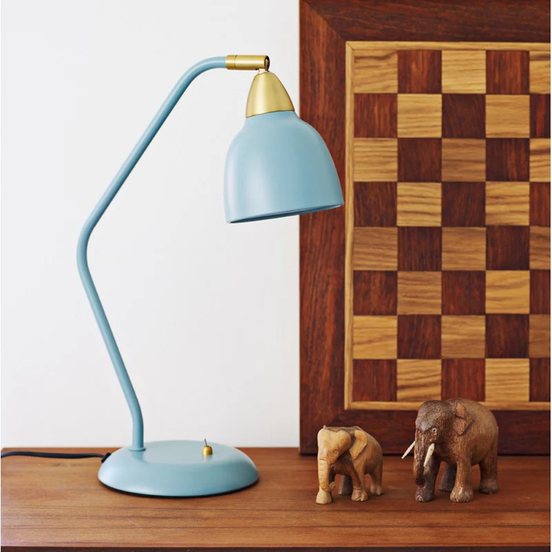 Urban 45cm Lichtblauw bureaulamp Van Superliving - Geef uw werkplek een boost met de Urban bureaulamp in een elegant, mat lichtblauw.
