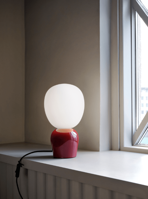 Buddy 34cm Bourgogne tafellamp Van Belid - Met zijn gelijkmatige gloed en verfijnde design wordt Buddy een natuurlijk onderdeel van het huis, een metgezel die licht en karakter verspreidt voor generaties.