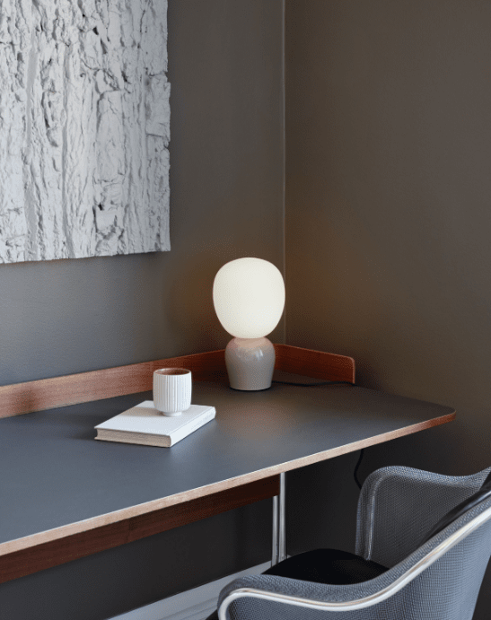 Buddy 34cm Greige tafellamp Van Belid - Met zijn gelijkmatige gloed en verfijnde design wordt Buddy een natuurlijk onderdeel van het huis, een metgezel die licht en karakter verspreidt voor generaties.