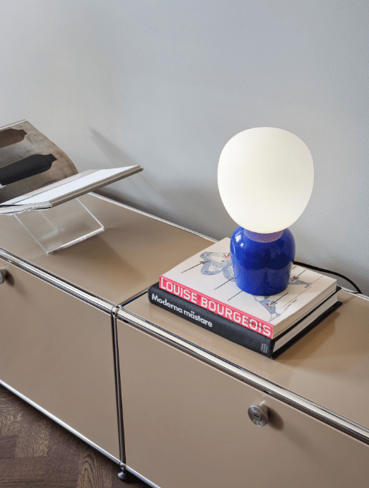 Buddy 34cm Blauw tafellamp Van Belid - Met zijn gelijkmatige gloed en verfijnde design wordt Buddy een natuurlijk onderdeel van het huis, een metgezel die licht en karakter verspreidt voor generaties.