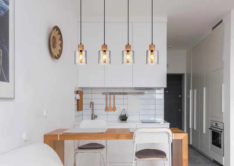 Aleidis 78cm Rookkleurig hanglamp Van Globo Lighting - Fyra dekorativa glaskupor med tr&auml;detaljer h&auml;nger fr&aring;n en mattsvart metallstomme, vilket skapar en harmonisk balans mellan modern och rustik estetik.