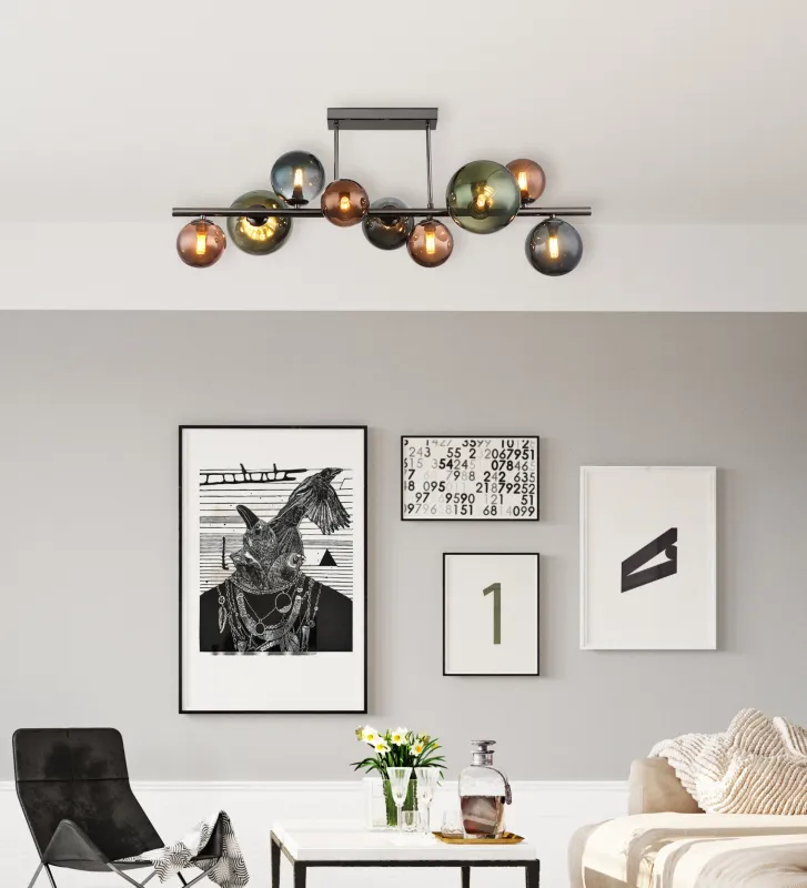 Riha 87cm Veelkleurig plafondlamp Van Globo Lighting - Glaskuporna i brons, gr&ouml;nt och petrol ger lampan en unik karakt&auml;r och eleganta f&auml;rginslag som kompletterar modern inredning.