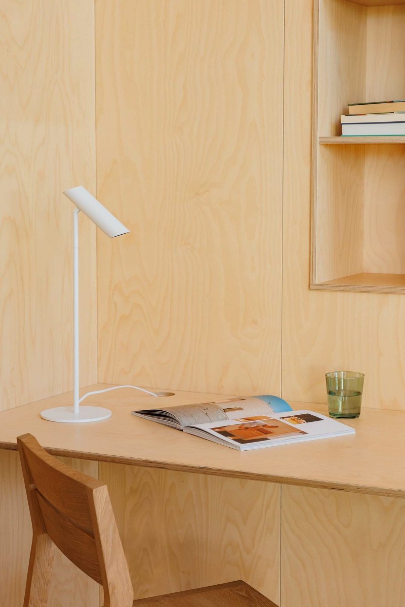 Leo 48cm Wit bureaulamp Van Faro Barcelona - Leo is een witte tafellamp met ge&iuml;ntegreerde led die veelzijdigheid combineert met modern design.