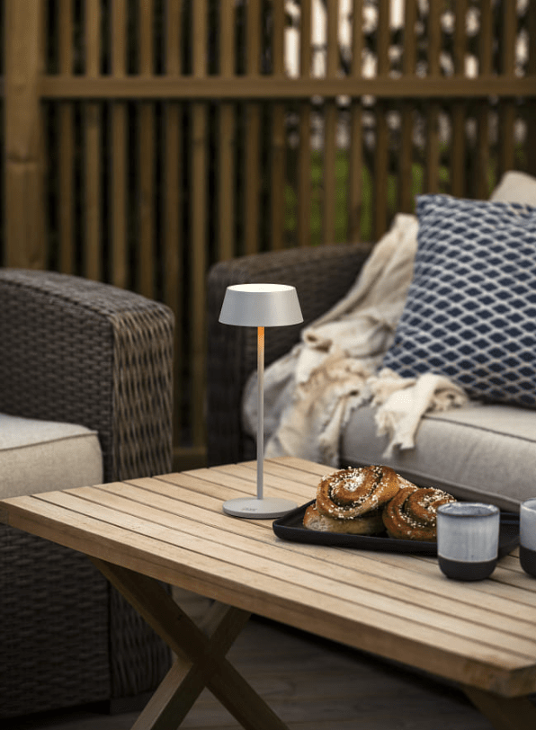 Menton 30cm Grijs Draagbare Van Konstsmide - De lamp is voorzien van een touchdimmer waarmee u de helderheid en kleurtemperatuur kunt aanpassen van warmgeel licht tot warmwit licht.