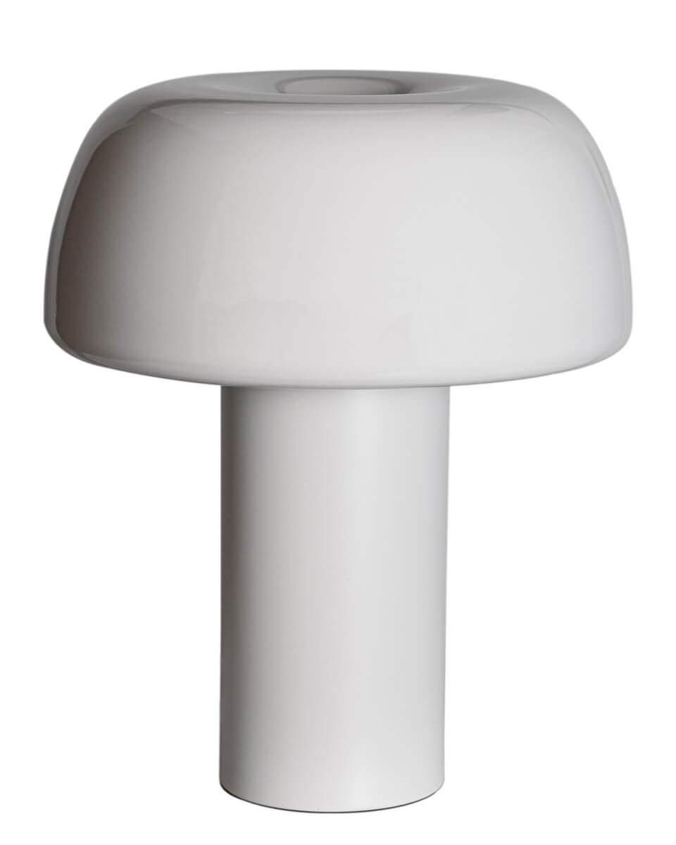 Lean on Me 40cm Beige tafellamp Van By Rydéns - De lamp is gemaakt van metaal, waarbij de lampenvoet een matte afwerking heeft en de kap een glanzende afwerking, wat een mooi contrast cre&euml;ert.