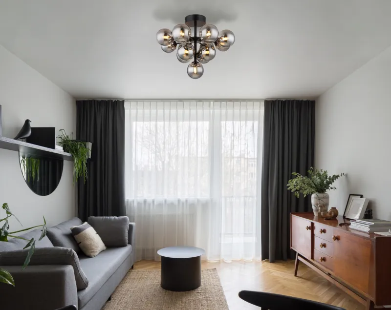 Grappy Ø56 Rookkleurig plafondlamp Van Globo Lighting - Grappy plafond blir en stilfull och lyxig detalj i varje rum med sin glamor&ouml;sa design och de 13st r&ouml;kf&auml;rgade glaskulorna.