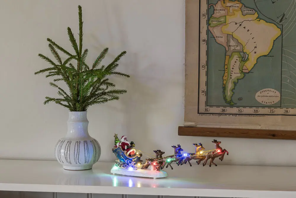 Kerstman Met Rendieren 14cm Veelkleurig Van Konstsmide - Elegante kerstversiering met de Kerstman in een slee en rendier, verlicht door kleurrijke LED-lampjes.