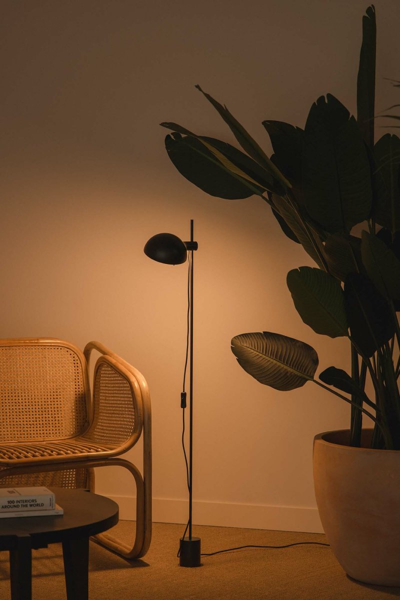 Matilda Zwart vloerlamp Van Faro Barcelona - Matilda is een zwarte staande lamp met een stijlvol, geometrisch design die in elk interieur past.