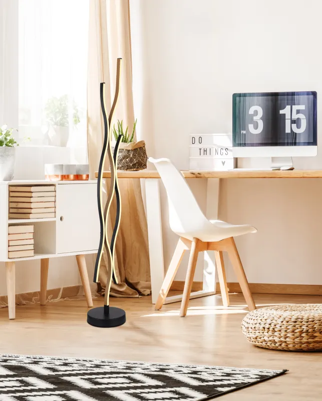 Geronimo Zwart vloerlamp Van Globo Lighting - Den praktiska fotstr&ouml;mbrytaren p&aring; sladden g&ouml;r det enkelt att t&auml;nda och sl&auml;cka lampan, och den gener&ouml;sa kabell&auml;ngden p&aring; 180cm ger flexibilitet vid placering.
