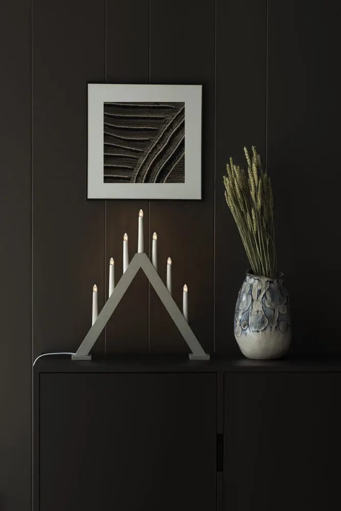 Candelabra 7 Lights Grijs Van Konstsmide - De klassieke piramidevorm wordt gecombineerd met een minimalistisch design, waardoor het een perfect interieurdetail is in zowel traditionele als moderne woningen.
