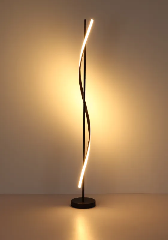 Watkins Zwart vloerlamp Van Globo Lighting - Den mattsvarta metallstommen omsluts av en stilren, rak st&aring;ng med en integrerad LED-list som sprider ett mjukt och j&auml;mnt ljus.