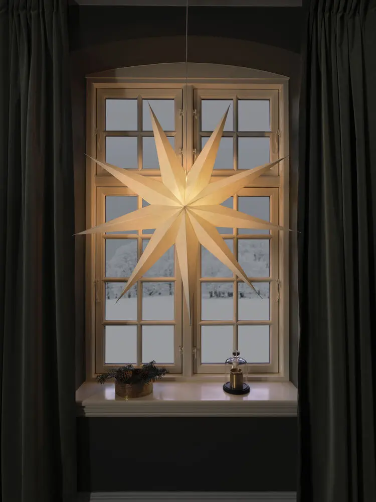 Papieren Ster Ø115 Wit Van Konstsmide - Ideaal om in het raam te hangen of tegen een mooie muur &ndash; een tijdloze decoratie die elke kamer met haar eenvoudige elegantie verfraait.