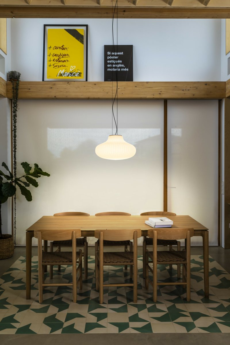 Isabelle Ø50 Wit hanglamp Van Faro Barcelona - Het opaalwitte glas verspreidt een warm en aangenaam licht, terwijl het oppervlak met schaduwen speelt en een levendige uitstraling cre&euml;ert.