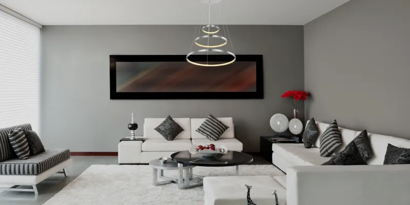 Ralph Ø50 Nikkel hanglamp Van Globo Lighting - Designad med tre ringar och en h&ouml;jd p&aring; 120 cm, ger den ett unikt och stilrent uttryck.
